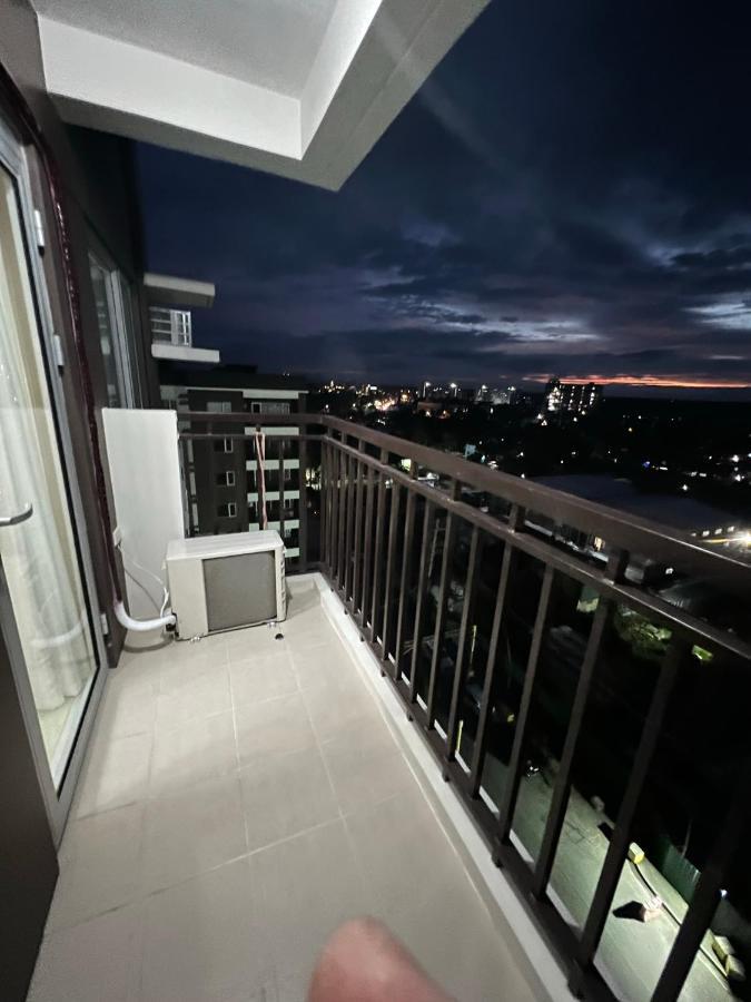 Cozy 2 Bedroom Condo With Balcony For Rent イロイロ エクステリア 写真